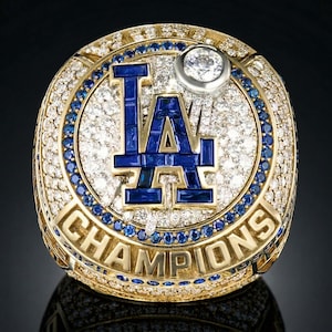 Pode incluir: Um conjunto de três canecas de cerâmica com acabamento salpicado e fosco. As canecas são em tons de creme, cinza claro e cinza escuro. Cada caneca tem um design simples e minimalista, ideal para café ou chá.