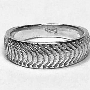 Könnte beinhalten: Ein silberner Ring mit einem strukturierten, wellenartigen Muster um das Band. Der Ring ist innen mit "925" markiert, was auf seinen Silbergehalt hinweist. Das Design zeigt eine Reihe von gebogenen Linien, die einen einzigartigen und stilvollen Look erzeugen.