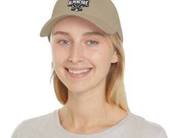 Gorra ALPENCORE con logo, estilo urbano urbano, ropa de trabajo, diseño de bosque, gorra trucker snapback, moda minimalista callejera, ambiente al aire libre.