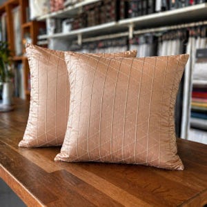 Cuscino realizzato con tessuto Villanova di Romo, fatto a mano, misura 45x45, design moderno ed elegante, made in Italy