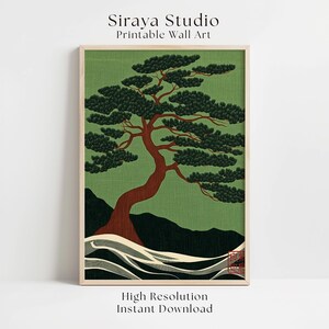 Op de afbeelding: Printbare wandkunst met een gestileerde boom met een roodbruine stam en donkergroen gebladerte tegen een groene achtergrond. Het kunstwerk bevat zwarte berg silhouetten en witte golfachtige patronen. De tekst "Siraya Studio Printable Wall Art" staat bovenaan.