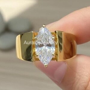 Anillo de bodas de moissanita incolora de corte marquesa de 2 quilates, anillo de compromiso solitario, anillo de aniversario estilo cigarro, banda ancha en oro vermeil de 18 quilates.