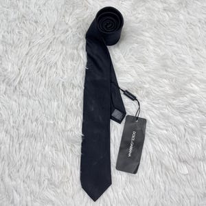 Dolce & Gabbana svart sidenslips med smal passform | Tillverkad i Italien