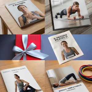 Può includere: Una collezione di guide di fitness con immagini di donne che eseguono esercizi. Le guide hanno titoli come "Core & Stabilità" e "Gambe & Stabilità". È presente anche una scatola regalo rossa con un nastro argentato.