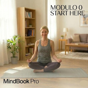 Può includere: Una donna con canotta grigia e leggings viola è seduta in posizione yoga a gambe incrociate su un tappetino grigio. Il testo "MindBook Pro" è in basso sul tappetino. Il testo "MODULO 0 START HERE" è in alto a destra.