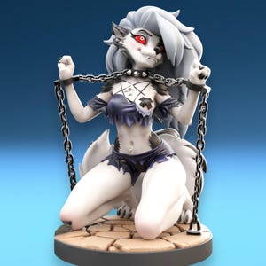 Pode incluir: Estatueta de um personagem semelhante a um lobo com pelo branco, olhos vermelhos e uma roupa roxa escura. O personagem está ajoelhado, acorrentado e tem uma expressão severa. A base tem uma textura de pedra e o fundo é azul degradê.