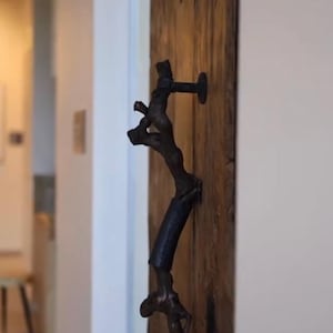 Puede incluir: Un juego de tres tazas de cerámica con acabado mate moteado. Las tazas son de color crema, gris claro y gris oscuro. Cada taza tiene un diseño simple y minimalista.