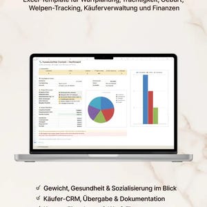 Könnte beinhalten: Eine weiße Keramik-Tasse mit schwarzem Henkel und dem Text "But First, Coffee" in fetter, schwarzer Schrift. Die Tasse steht vor einem verschwommenen Hintergrund, der eine gemütliche Umgebung suggeriert.
