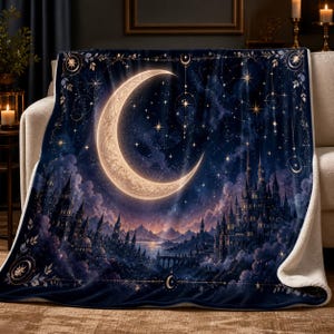 Könnte beinhalten: Eine dunkelblaue Decke mit einem Himmelsdesign. Ein großer, leuchtender Halbmond dominiert die Mitte, umgeben von Sternen und einer Fantasy-Schloss-Szene. Die Decke hat ein weiches, weißes Sherpa-Futter.