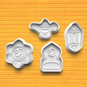 Può includere: Una tazza di ceramica bianca con manico nero e la scritta "But First, Coffee" in grassetto nero. La tazza è posta su uno sfondo sfocato, che suggerisce un'atmosfera accogliente.