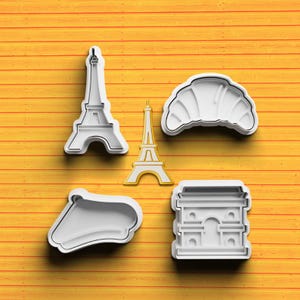 Op de afbeelding: Set van drie keramische mokken met een gespikkelde, matte afwerking. De mokken zijn in crème, lichtgrijs en donkergrijs. Elke mok heeft een eenvoudig, minimalistisch ontwerp.