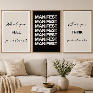 Może przedstawiać: Zestaw trzech oprawionych grafik ściennych. Lewa grafika ma beżowe tło z czarnym napisem What you FEEL you attract. Środkowa grafika ma czarne tło z białym napisem MANIFEST powtórzonym osiem razy. Prawa grafika ma beżowe tło z czarnym napisem What you THINK you create.
