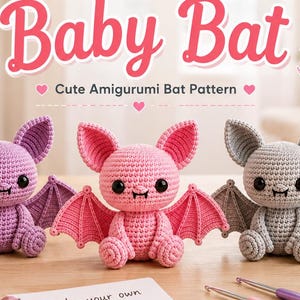 Peut inclure: Un modèle de crochet numérique pour un amigurumi chauve-souris, présentant trois chauves-souris crochetées en violet, rose et gris. L'image contient le texte 'Baby Bat', 'Crochet Pattern' et 'Finished size approx. 7 cm (2.8 in)'.