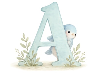 Op de afbeelding: Een lichtblauwe letter A met een aquareltextuur, met een kleine, pluizige blauwe vogel die achter de rechterkant vandaan kijkt. De letter is aan de basis aan beide kanten omringd door delicate, gedempte groene bladertakjes, tegen een effen achtergrond.