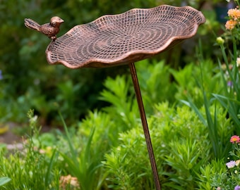 Low Metal Bird Bath Garden Stake Outdoor Bird Bath with Birds Rustic Garden Decor Yard Stake Bird Feeder Bath Patio Ornament
