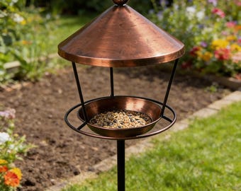 Mangiatoia per uccelli bassa e rialzata con tettoia – Stazione di alimentazione per uccelli da giardino – Mangiatoia in metallo per cortile, nera o bronzo