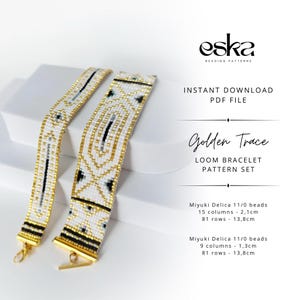Peut inclure: Deux bracelets tissés perlés avec des motifs géométriques blancs, dorés, noirs et gris. Les bracelets sont présentés sur une surface blanche. Le texte "Golden Trace Loom Bracelet Pattern Set" est inclus.