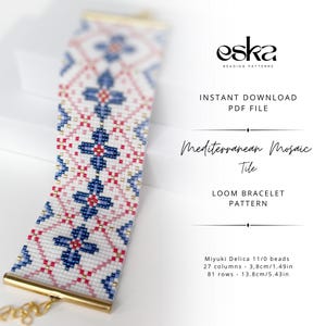 Può includere: Un modello di braccialetto a telaio con un design a mosaico mediterraneo. Il motivo presenta uno sfondo bianco con accenti blu, rossi e dorati. Il braccialetto è largo 3,8 cm e lungo 13,8 cm.