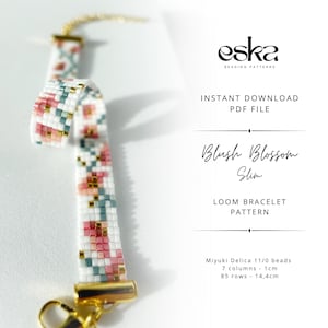 Puede incluir: Un patrón de pulsera de telar con cuentas con un diseño floral. La pulsera presenta cuentas blancas, rosas y turquesas, con detalles dorados. El texto de la imagen dice "Blush Blossom Slim" y "Loom Bracelet Pattern."