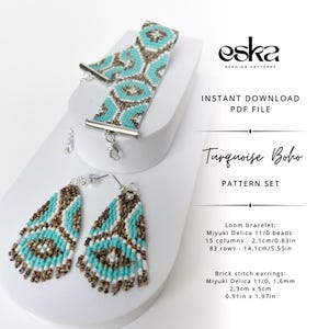 Pode incluir: Uma pulseira de missangas e um par de brincos de franjas a condizer com um padrão geométrico em missangas Miyuki Delica 11/0 turquesa, branco e bronze metálico. O texto inclui eska BEADING PATTERNS, INSTANT DOWNLOAD PDF FILE, Turquoise Boho PATTERN SET, e contagens de missangas e dimensões em centímetros e polegadas.