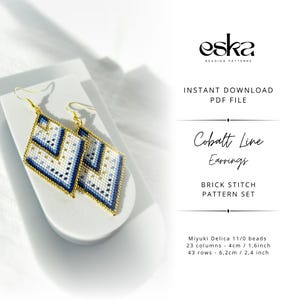 Puede incluir: Pendientes en forma de diamante con un patrón geométrico en blanco, azul y dorado. Los pendientes están hechos con cuentas Miyuki Delica 11/0 y forman parte de la colección Cobalt Line Earrings. La imagen también incluye el texto "eska BEADING PATTERNS".