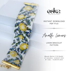 Op de afbeelding: Een weefpatroon voor een armband genaamd Amalfi Lemons van eska. Het ontwerp toont gele citroenen met groene bladeren en blauwe accenten op een witte achtergrond. Tekst bevat Instant Download PDF File, Miyuki Delica 11/0, 21 kolommen - 2,9cm, 81 rijen - 13,8cm.