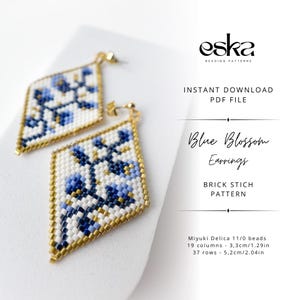 Può includere: Orecchini a forma di diamante con un motivo floreale. Gli orecchini presentano uno sfondo bianco con fiori blu e bordi dorati. Il testo "Blue Blossom Earrings" e "BRICK STICH PATTERN" è visibile.