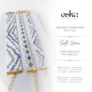 Peut inclure: Trois bracelets tissés perlés avec des motifs blancs, bleus et dorés. Les bracelets sont présentés sur une surface blanche. L'image comprend le texte "Soft Wave Loom Bracelet Pattern Set" et "Instant Download PDF File."