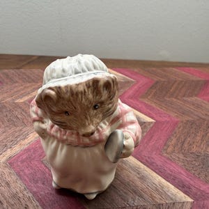 John Beswick Mrs. Tiggy- Winkle Figurine PS1107| Beatrice Potter Hedgehog Figurine| Made in England 2001