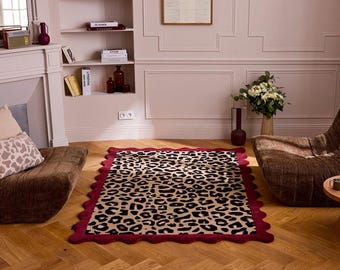 Alfombra con estampado de leopardo, alfombra de lana tejida a mano, alfombra con borde festoneado, alfombra de lujo con estampado animal, alfombra con borde burdeos, alfombra moderna de diseño.