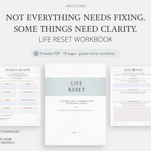 Könnte beinhalten: Ein digitales Arbeitsbuch mit dem Titel "Life Reset" mit dem Text "Nicht alles muss repariert werden. Manche Dinge brauchen Klarheit." Das Arbeitsbuch enthält Seiten zur Selbstreflexion und Zielsetzung. Das Design ist minimalistisch mit einer sanften Farbpalette.