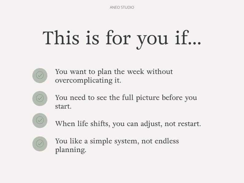 以下が含まれることがあります： 「This is for you if...」のテキストと4つの箇条書きがあるクリーム色のグラフィック。箇条書きは、複雑にしない計画、全体像の把握、変化への適応、シンプルなシステムを好むことを説明しています。