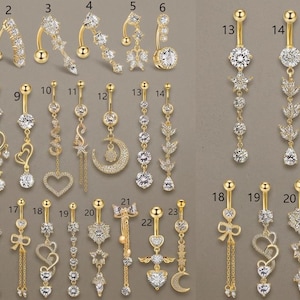 Könnte beinhalten: Eine Sammlung goldfarbener Bauchnabelpiercings mit verschiedenen Designs. Stile umfassen gebogene Stäbe mit Edelsteinen, baumelnde Anhänger mit Herzen, Sternen, Schleifen und Himmelsmotiven. Einige haben mehrere Ketten.