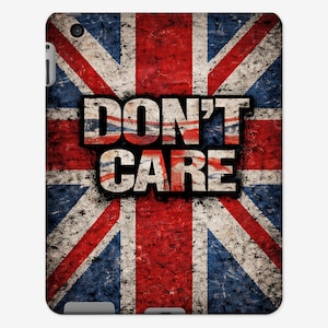 Puede incluir: Funda para tableta con un diseño de la Union Jack desgastado en rojo, blanco y azul. Las palabras "DON'T CARE" se muestran en letras blancas en negrita, agregando una declaración al diseño.