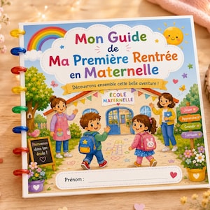 Peut inclure: Un livre pour enfants à reliure spirale intitulé Mon Guide de Ma Première Rentrée en Maternelle avec une illustration colorée d'une école, d'une enseignante et de deux élèves avec des sacs à dos. La couverture inclut un arc-en-ciel et un nom.