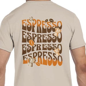 Könnte beinhalten: Ein Set aus drei Keramikbechern mit gesprenkelter, matter Oberfläche. Die Becher sind in den Farbtönen Creme, Hellgrau und Dunkelgrau gehalten. Jeder Becher hat ein schlichtes, minimalistisches Design, ideal für Kaffee oder Tee.