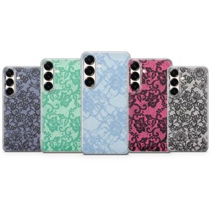 Può includere: Una collezione di cinque custodie per telefoni con un motivo a pizzo. Le custodie sono in vari colori, tra cui viola, verde, azzurro, rosa e grigio. Ogni custodia ha un motivo a pizzo nero e un ritaglio per la fotocamera.