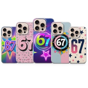 Puede incluir: Una colección de cinco fundas para teléfono, cada una con el número "67" en varios diseños coloridos. Las fundas muestran diferentes patrones, incluyendo estrellas, corazones y efectos neón, ofreciendo una gama de estilos.