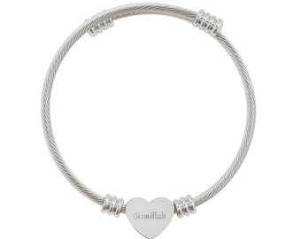 Pulsera tipo brazalete con corazón grabado / Cable de acero inoxidable con grabado de corazón