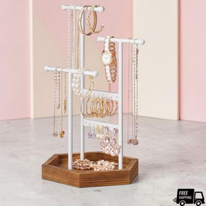 Op de afbeelding: Handgemaakt houten bord met de tekst "Welcome" in een speels lettertype. Het bord is wit geschilderd met een verweerde afwerking en heeft een klein, decoratief hart. Afmetingen: ongeveer 30 cm breed en 15 cm hoog.