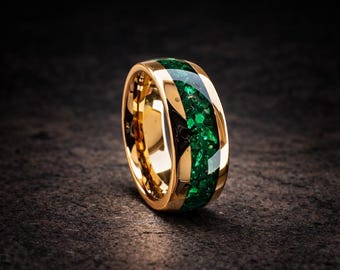 18K Gold Smaragd Wolframring 8 mm, Crushed Smaragdstein Ehering, Grüngoldring, Herrenring, einzigartige Smaragdring