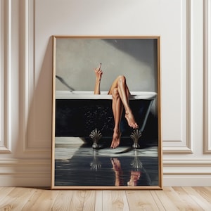 Può includere: Una stampa artistica incorniciata raffigurante una vasca da bagno nera con piedini a zampa, con le gambe di una persona appoggiate sul bordo e una mano sollevata che mostra il dito medio. La scena presenta un'illuminazione ad alto contrasto.