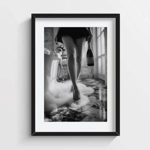 Stampa di donna con i tacchi, foto di bottiglia di champagne, decorazione murale in bianco e nero per il bagno.