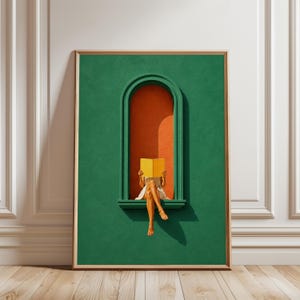 Puede incluir: Una impresión artística enmarcada que muestra a una persona leyendo un libro amarillo en una ventana verde. La ventana da a un interior naranja. La persona lleva un vestido blanco. La obra de arte está sobre una pared blanca y un suelo de madera.