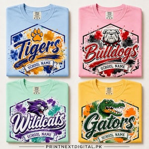 Pode incluir: Quatro camisetas em azul claro, rosa, verde menta e amarelo. Cada uma apresenta um gráfico hexagonal com um mascote, um nome de equipe e uma faixa com a inscrição SCHOOL NAME. Os designs incluem uma pata de tigre, um bulldog, um gato selvagem e um jacaré.