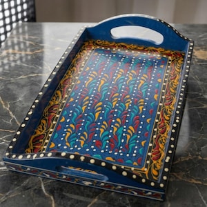Piatto rettangolare in legno con decorazioni folk vivaci, dipinto a mano, con manici, ideale come regalo per il compleanno della migliore amica, per un traguardo importante come il 25° anniversario o per una coppia.