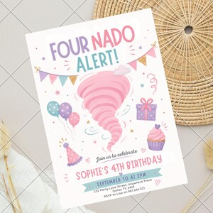 Op de afbeelding: Een verjaardagsuitnodigingskaart met de tekst FOUR NADO ALERT! en SOPHIE'S 4TH BIRTHDAY. Het ontwerp bevat een roze tornado-illustratie, kleurrijke vlaggetjes, ballonnen, een cadeau, een cupcake en een feesthoedje op een witte achtergrond.
