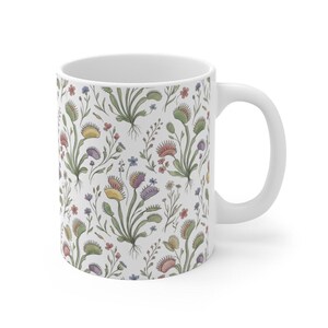 Mok met botanisch Venusvliegenvalpatroon | Illustratie van een vleesetende plant met bloemen
