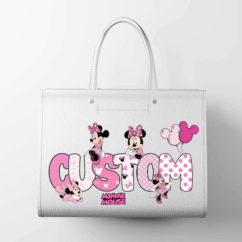 Puede incluir: Bolso tote blanco con un dise&ntilde;o personalizado con personajes de Minnie Mouse y la palabra "CUSTOM" en rosa. El dise&ntilde;o incluye lunares, corazones y globos. El bolso tiene dos asas.