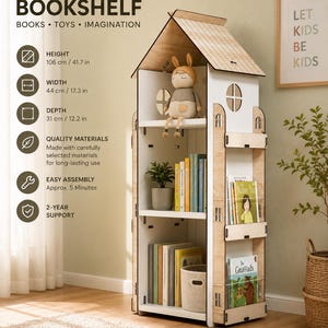 Könnte beinhalten: Ein hausförmiges Bücherregal mit einem Dach aus hellem Holz und weißen Seitenwänden. Es verfügt über drei Regalböden mit Büchern, einer kleinen Topfpflanze, einem geflochtenen Korb und einem Plüschtier. Das Regal ist 106 cm hoch, 44 cm breit und 31 cm tief.